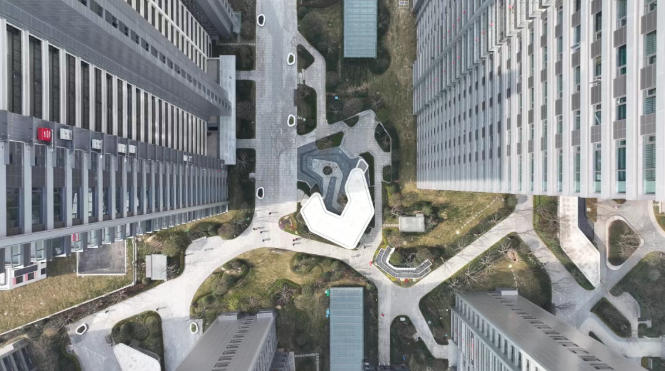 40℃+热浪“烤”验建筑！“清凉铠甲”正成为高温城市的救命科技！